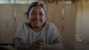 Idosa que tem direito ao BPC/LOAS sentindo-se grata por receber o benefício